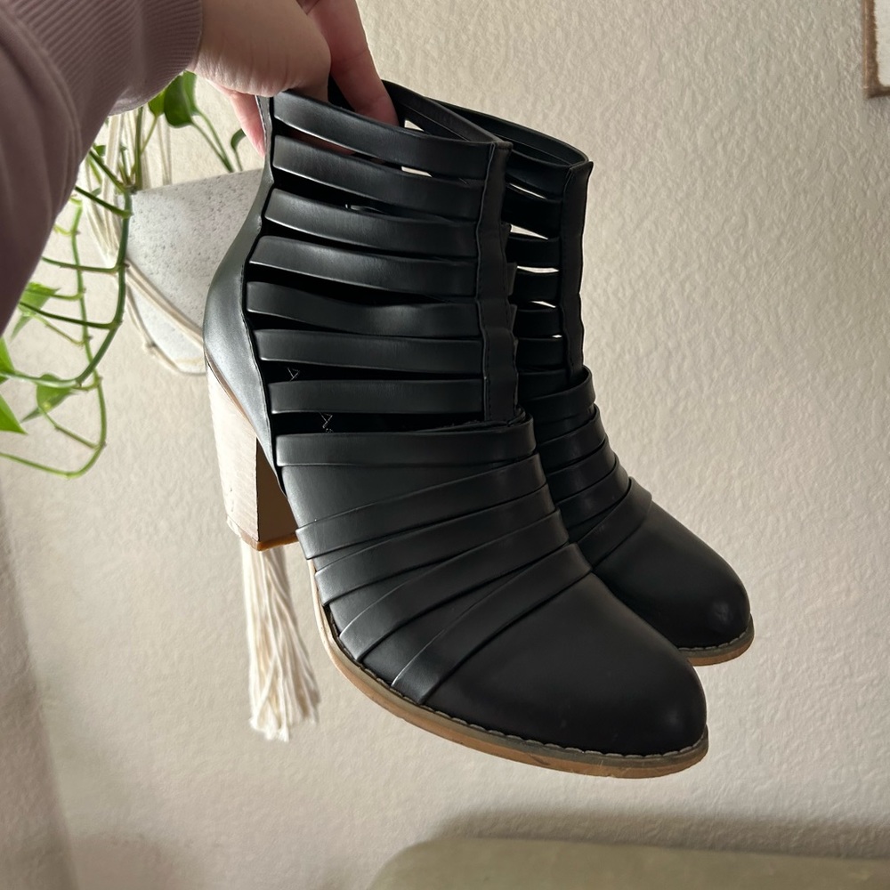 ANINA black strappy heel shoe with zipper in back. Size 8.5